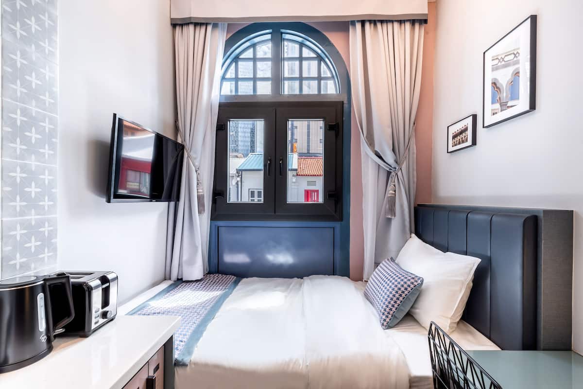 Single Room | In-room safe, desk, laptop workspace, blackout curtains