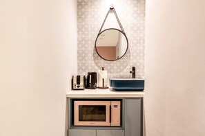 Microwave - Heritage Collection on Arab - A Digital ApartHotel (Singapore)