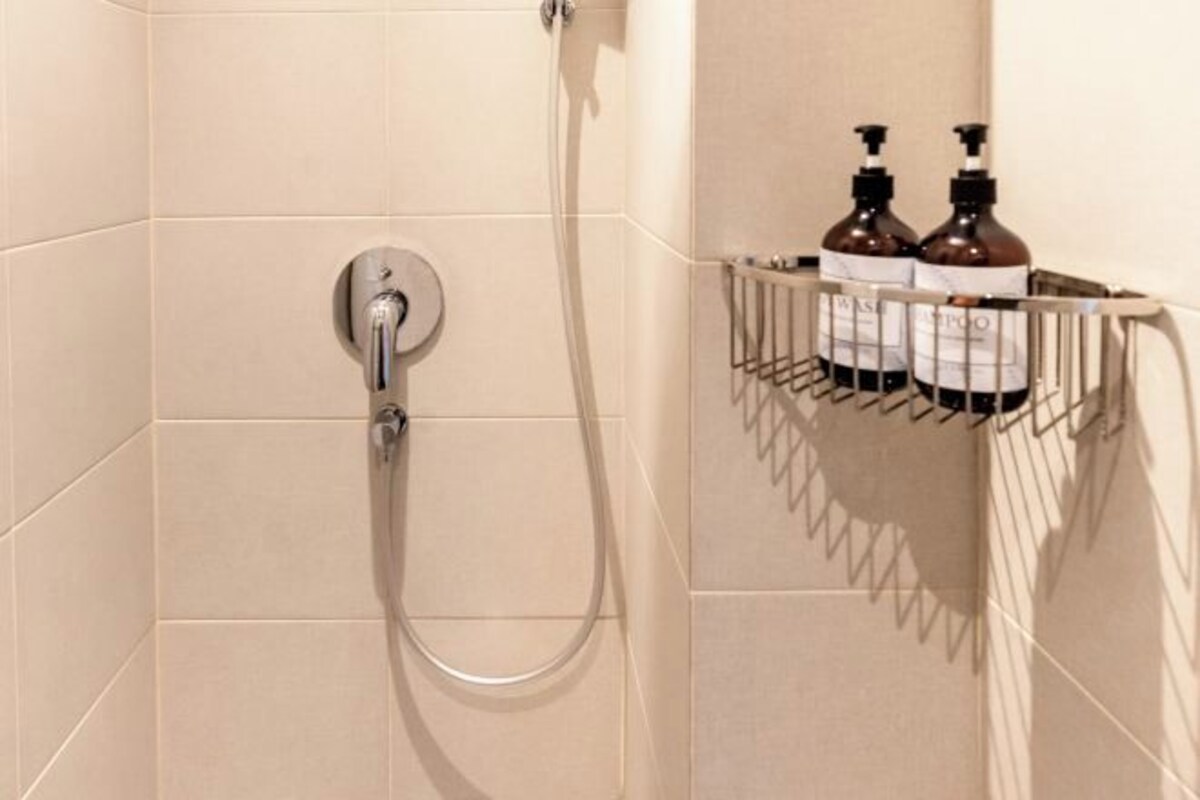 Badkamer | Een douche, een regendouche, een haardroger, een bidet