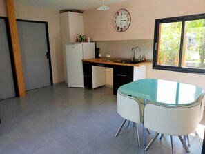 Fridge, microwave, stovetop, dishwasher - MAISONNETTE WITH POOL (SOREDE)
