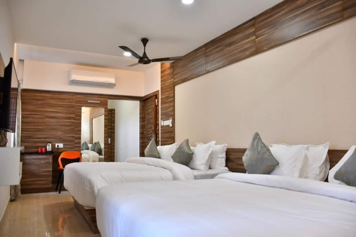 FAMILY QUADRUPLE ROOM | Meja kerja dan seprai linen