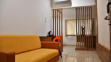 FAMILY QUADRUPLE ROOM | Desk, bed sheets
