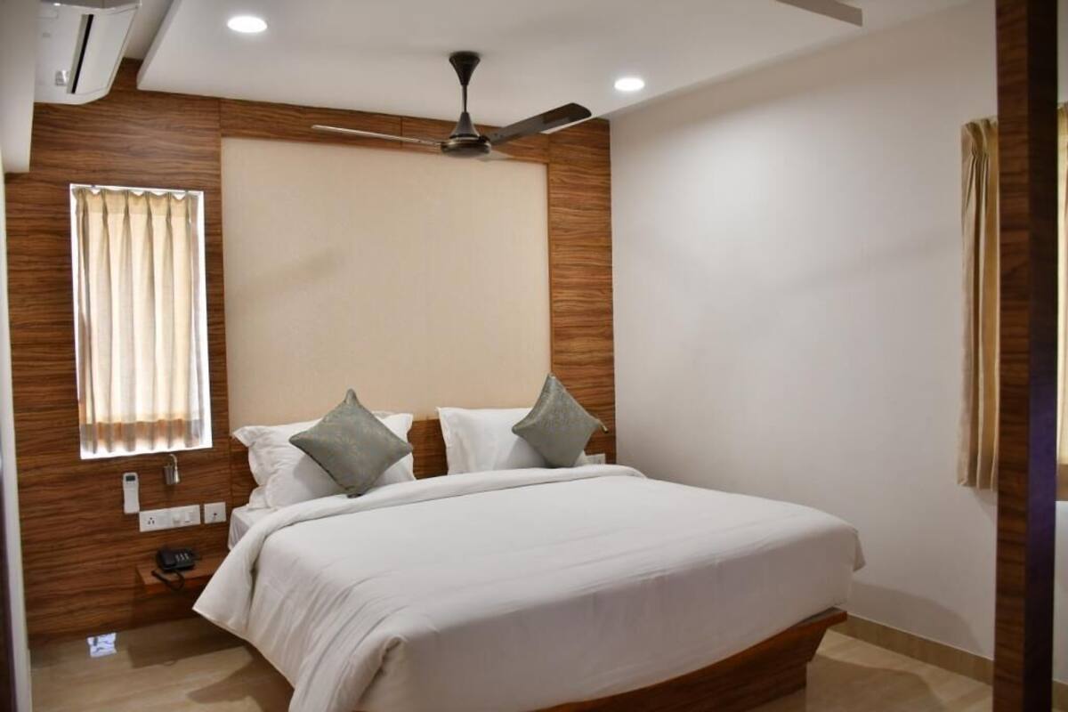 DELUXE DOUBLE ROOM | Desk, bed sheets