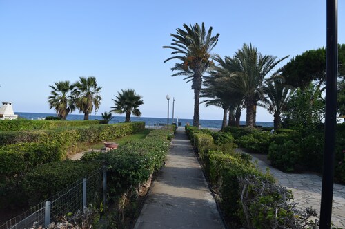 Cozy holiday beach house 30 steps away from the beach