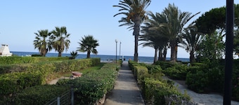 Cozy holiday beach house 30 steps away from the beach