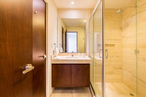 Dusche, Haartrockner, Handtücher, Seife