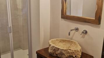 Dusche, Bidet, Handtücher, Seife