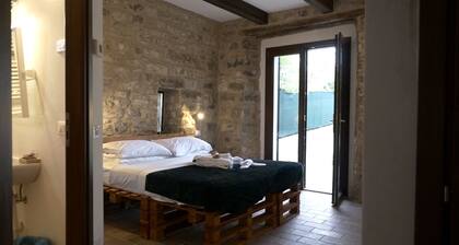 Newly renovated Italian villa with external hot tub and heated swimming pool