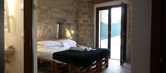Newly renovated Italian villa with external hot tub and heated swimming pool