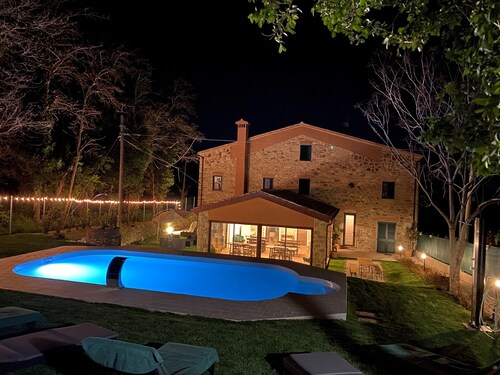 Newly renovated Italian villa with external hot tub and heated swimming pool
