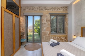 1 habitación, escritorio, tabla de planchar con plancha y cuna de viaje