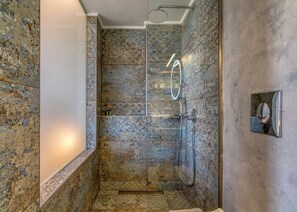 Dusche, Haartrockner, Handtücher, Seife