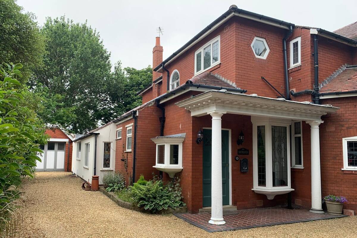 Casa superior, banheiro privativo | Fachada