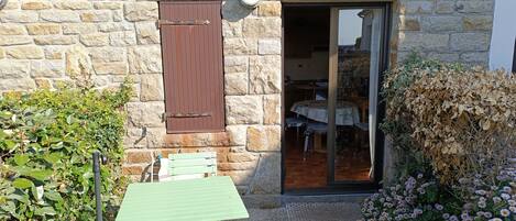 تناول الطعام بالخارج