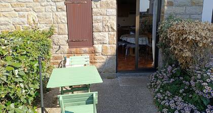 Ground floor studio with garden and sea view, Penmarch Kerity