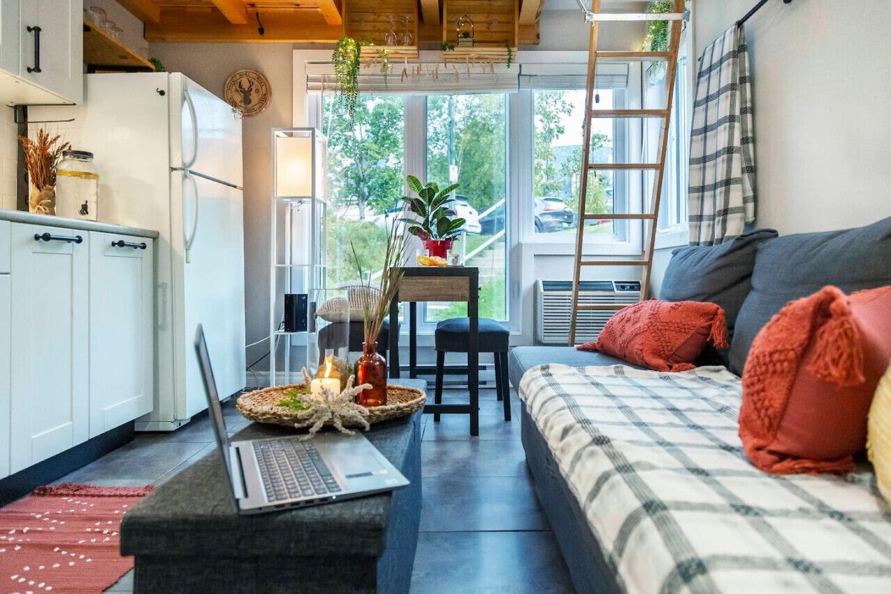 1 soverom, skrivebord, strykejern/-brett og reiseseng for barn