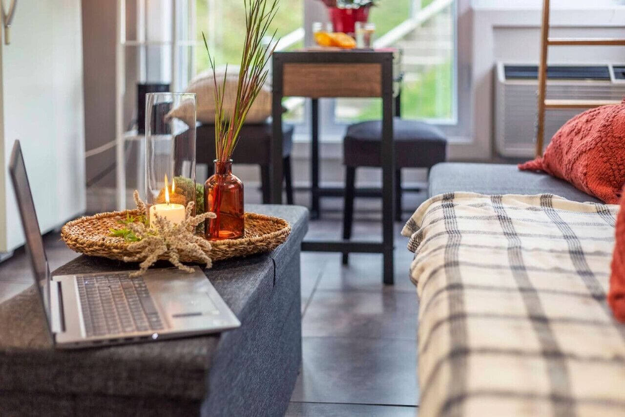 1 habitación, escritorio, tabla de planchar con plancha y cuna de viaje 