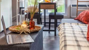 1 habitación, escritorio, tabla de planchar con plancha y cuna de viaje