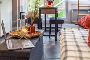 1 soverom, skrivebord, strykejern/-brett og reiseseng for barn