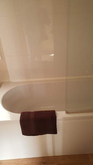 浴缸、肥皂、卫生纸