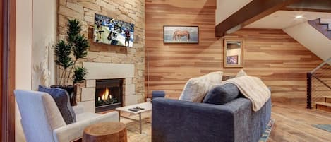 Una televisión, una chimenea, una oficina