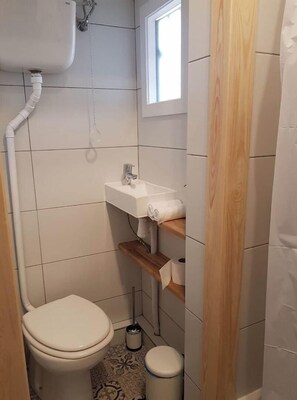 Doccia, asciugacapelli, asciugamani, sapone