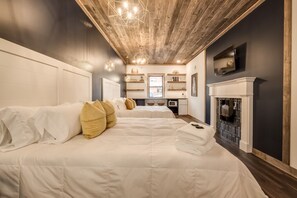 6 bedrooms, desk, iron/ironing board, free WiFi - Group Getaway | Downtown | Riverfront Stay (Prescott)