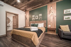 6 bedrooms, desk, iron/ironing board, free WiFi - Group Getaway | Downtown | Riverfront Stay (Prescott)