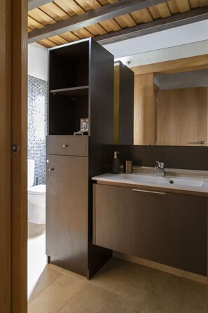 Shower, hair dryer, bidet, towels