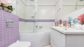 Badewanne, Handtücher, Shampoo