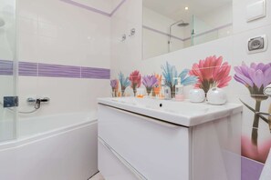 Tina, toallas, shampoo 