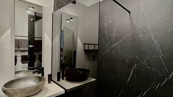 Dusche, Handtücher, Toilettenpapier