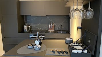 Fridge, oven, stovetop, dishwasher