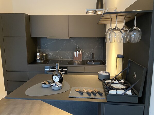 ثلاجة، فرن، موقد طهي مسطح، غسالة أطباق