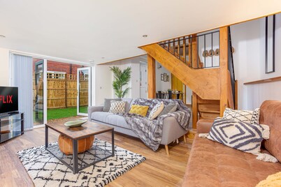 ByEvo Oswestry Barn - Quirky 2 Bed 1 Bath Barn style annex close to town centre