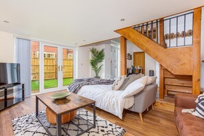 2 bedrooms, desk, iron/ironing board, free WiFi - ByEvo Oswestry Barn - Quirky 2 Bed 1 Bath Barn style annex close to town centre (Oswestry)