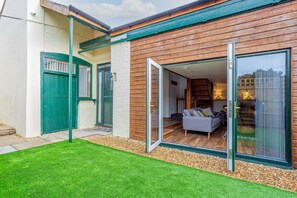 Property grounds - ByEvo Oswestry Barn - Quirky 2 Bed 1 Bath Barn style annex close to town centre (Oswestry)