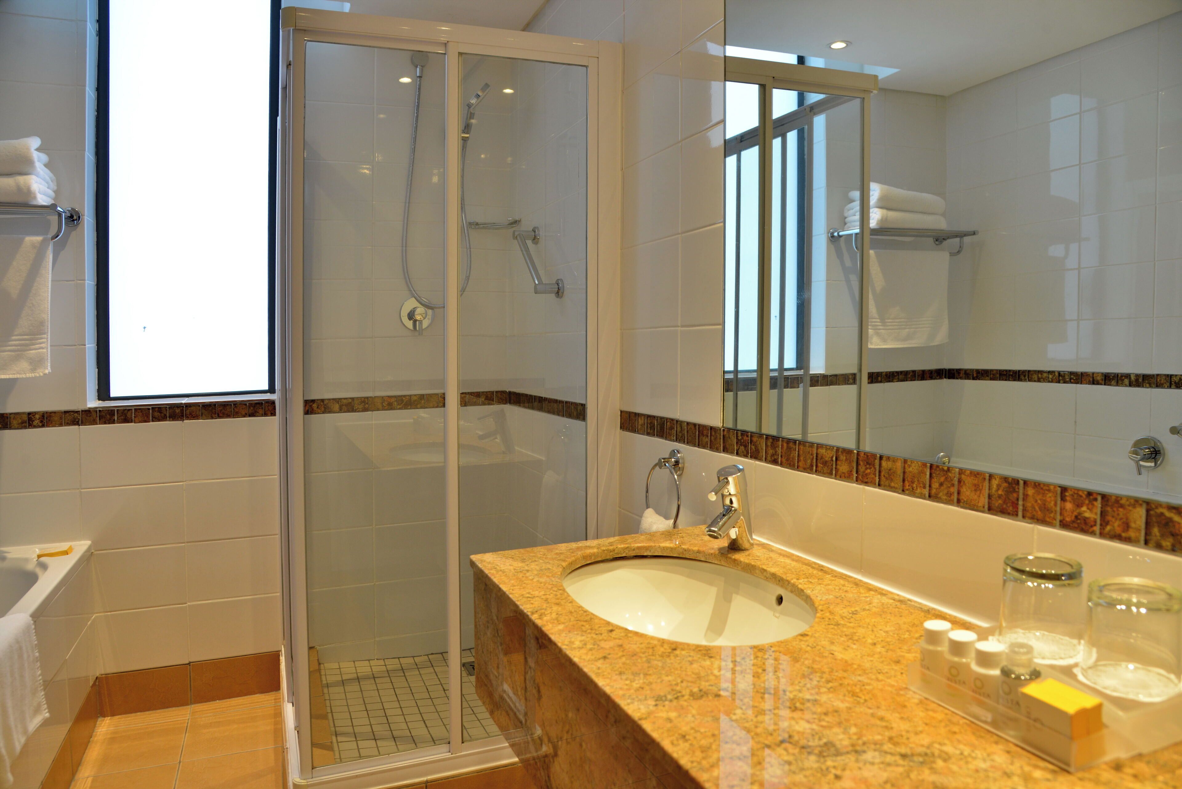 combined shower/bathtub, eco-friendly toiletries, towels