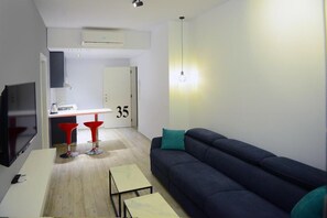 32-inch LCD TV with satellite channels, TV, printers - 41 Twelve (Beirut)