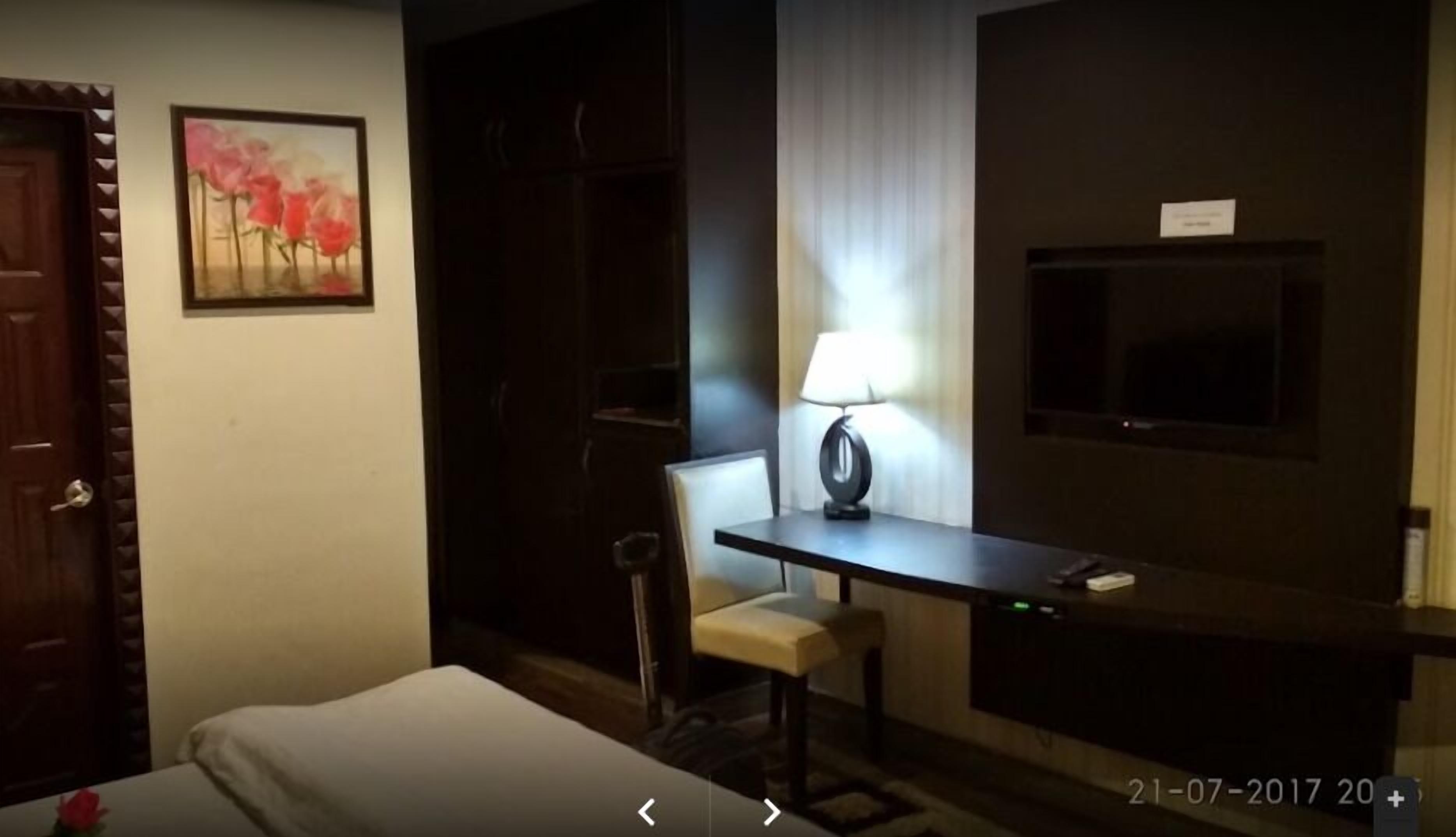 Deluxe Double or Twin Room | In-room safe, iron/ironing board, free WiFi, bed sheets