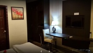 In-room safe, iron/ironing board, free WiFi, bed sheets - The Grand Hotel & Restaurant (Bhakkar)