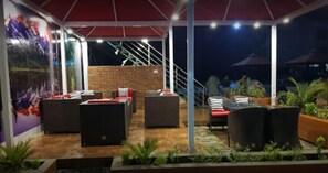 Family dining - The Grand Hotel & Restaurant (Bhakkar)