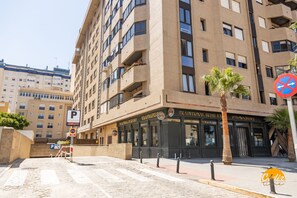 Un edificio de varios pisos con un restaurante en la planta baja llamado 'Traditional Irish Pub'.