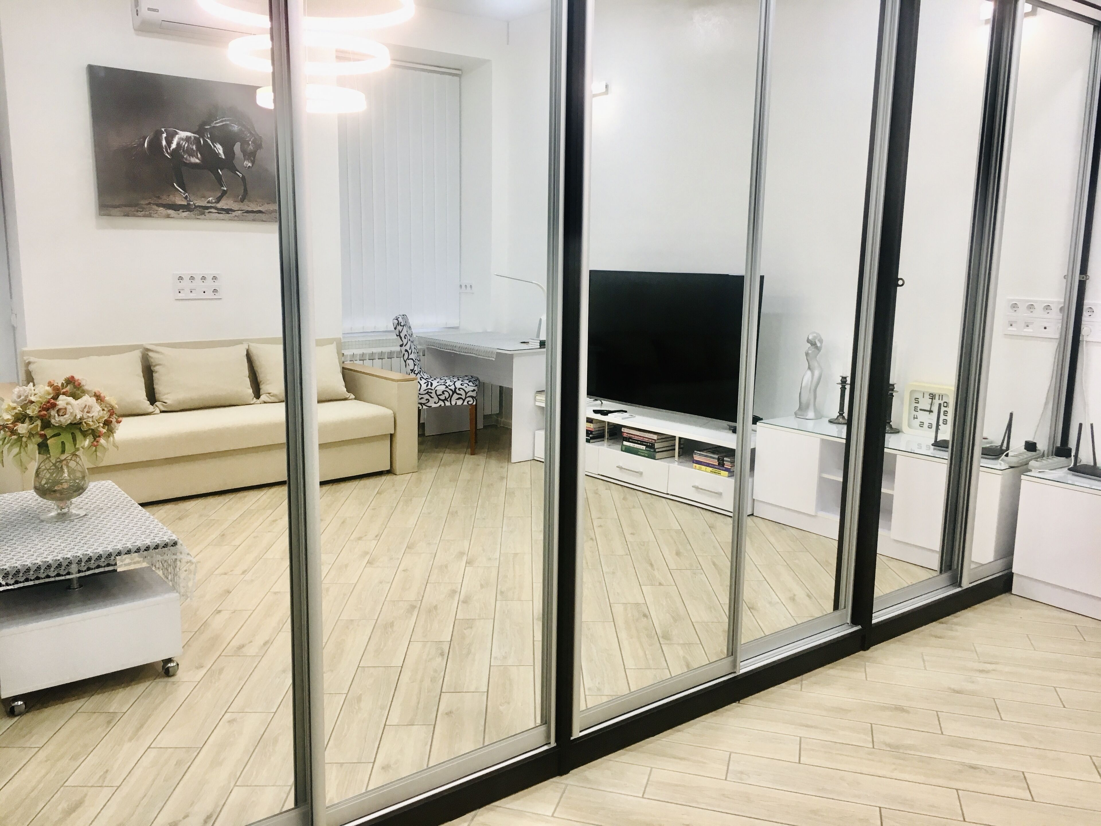 TV connect ée, livres, espaces bureaux