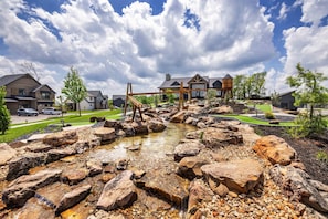 Property grounds - Perfect Branson Lake Getaway • Modern Lakefront Home + Free Resort Amenities (Kimberling City)