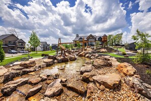 Property grounds - New Private Modern Lakefront Home with Pools, Dock & Amenities • Close to Dogwood Canyon/SDC (Kimberling City)