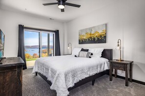 7 bedrooms, iron/ironing board, travel cot, free WiFi - Luxury Lakefront Lodge | 6BR Modern Retreat + FREE Tickets, Pools & Amenities (Kimberling City)