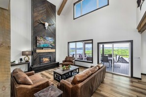 TV connectée, cheminée, jeux vidéo, table de tennis de table