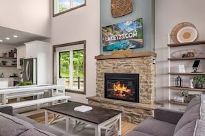 Älytelevisio, takka, videopelejä, pöytätennispöytä