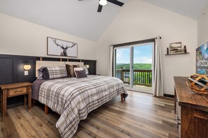 6 bedrooms, iron/ironing board, travel cot, free WiFi - Luxury Lakefront Villa w/ FREE Kayaks, Pools & Resort-Style Amenities (Kimberling City)